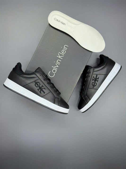 Calvin Klein este negru