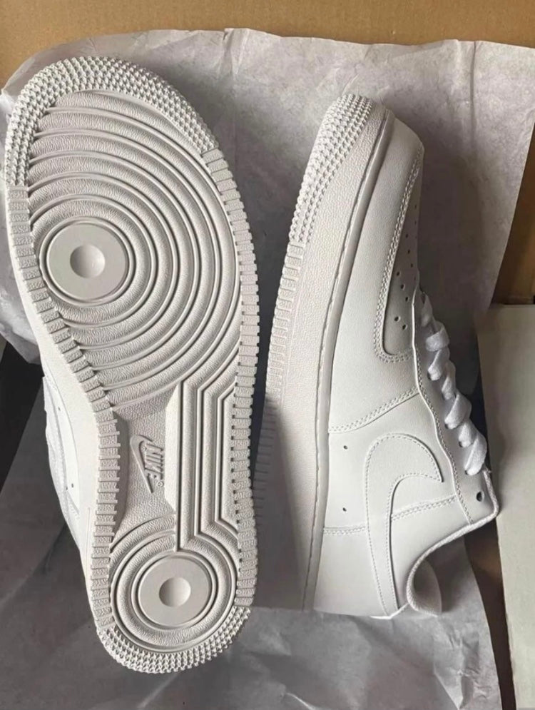 Nike Air Force 1 07 Triple White