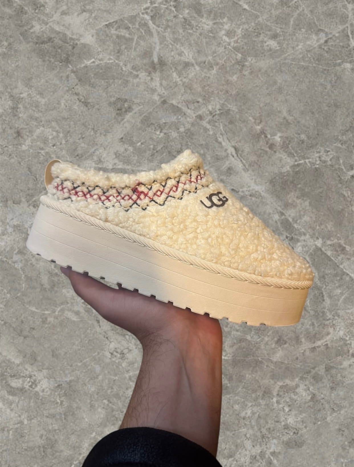 UGG Tazz Creme Wolle