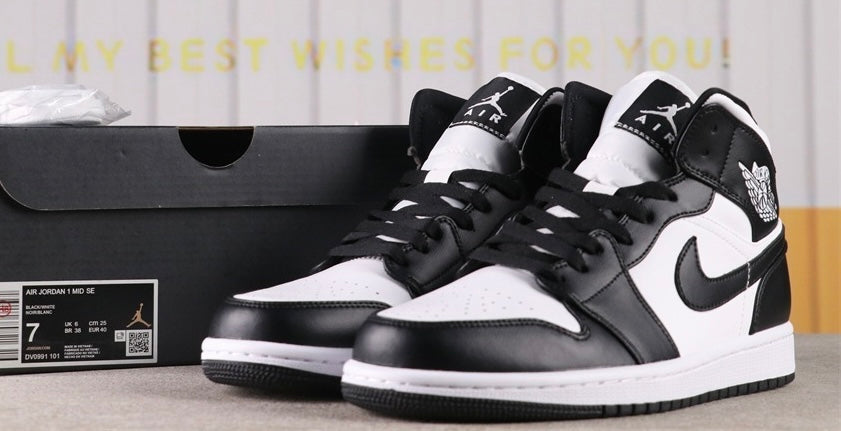 Air Jordan 1 Mid Black White